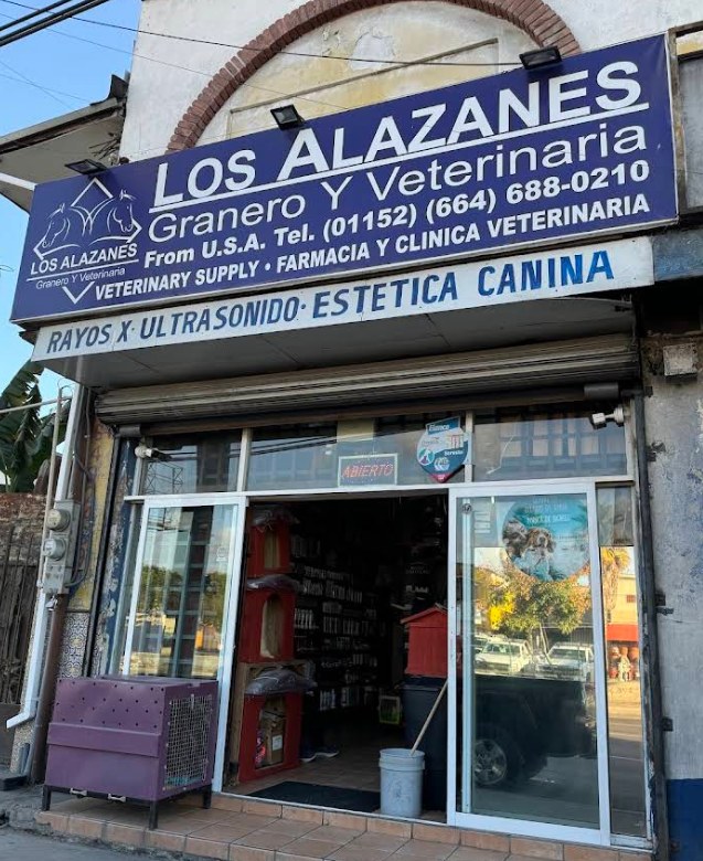 Fachada de Los Alazanes Granero y Veterinaria, con letrero azul